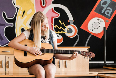 Ungdom spelar gitarr.