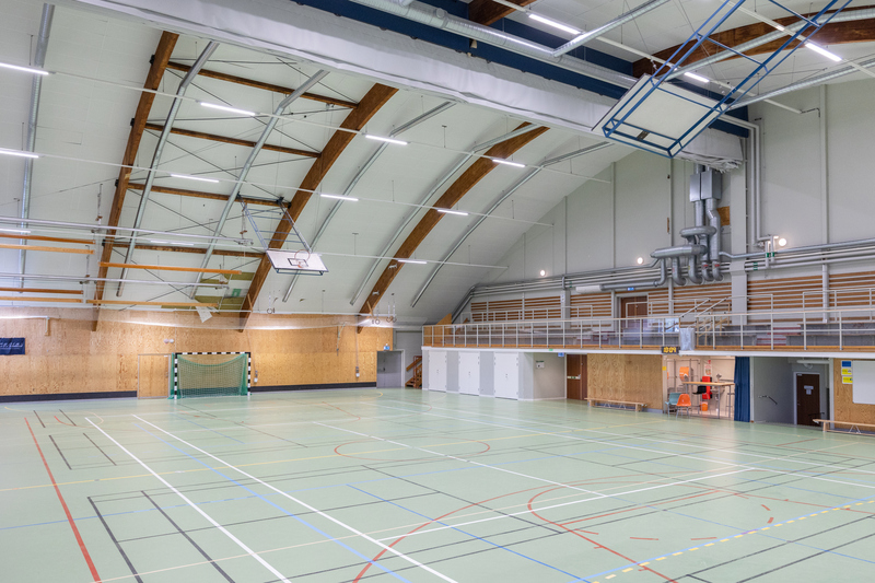 Sporthall med fotbollsm&aring;l