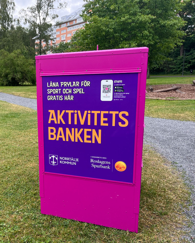 Prylbox placerad på gräsmatta