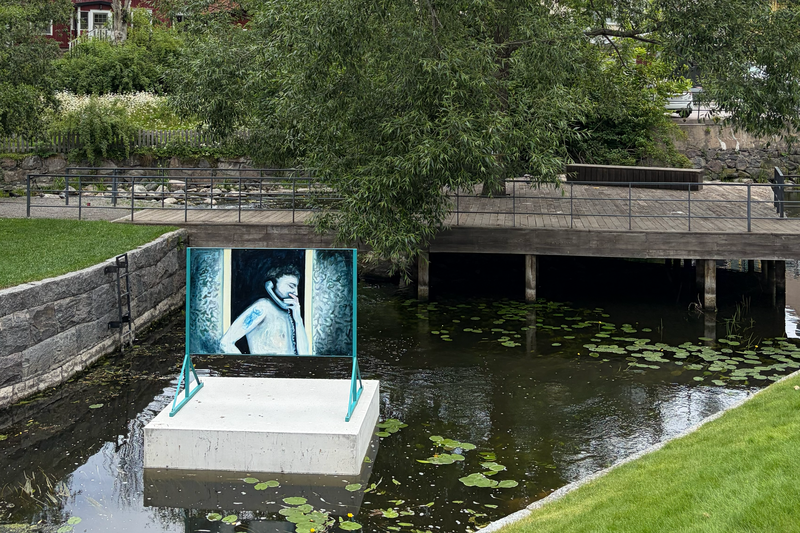 Konstverk placerat p&aring; ett betongfundament i Norrt&auml;lje&aring;n
