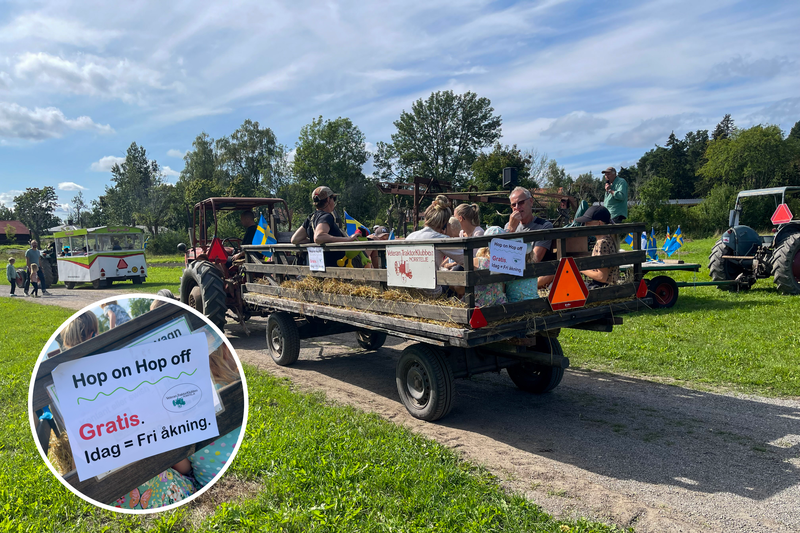 Traktor med sl&auml;p och h&ouml;lass och en skylt med texten hop on hop off p&aring; invigningen av F&auml;rsna naturreservat och friluftslivets dag 27 augusti