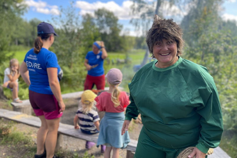 Skogsmulle st&aring;r framf&ouml;r grillplatsen vid norra vindskyddet i F&auml;rsna d&auml;r Friluftsfr&auml;mjandet grillar korv under invigningen av F&auml;rsna naturreservat och friluftslivets dag 27 augusti 2023