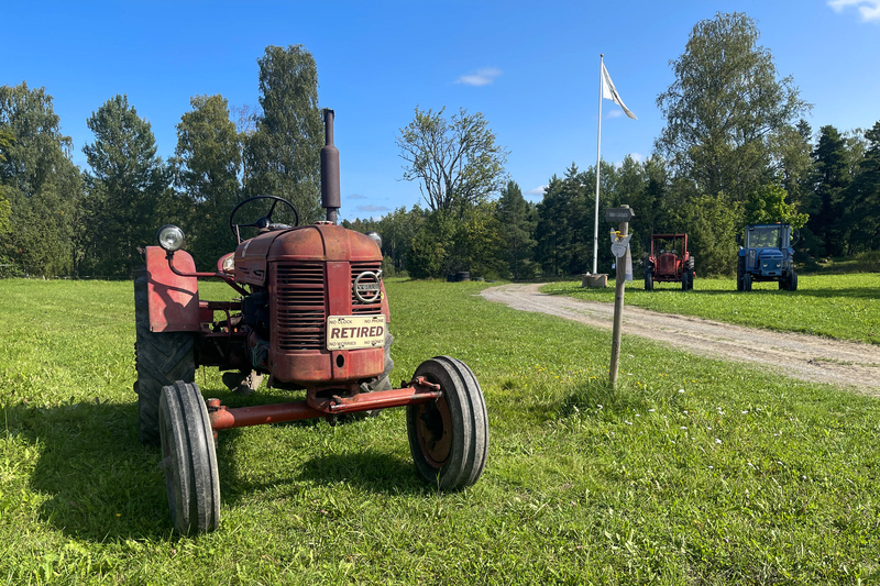 N&aring;gra av Veterantraktorklubbens traktorer st&aring;r uppst&auml;llda p&aring; en &auml;ng i F&auml;rsna under invigningen av F&auml;rsna naturreservat och friluftslivets dag 27 augusti 2023
