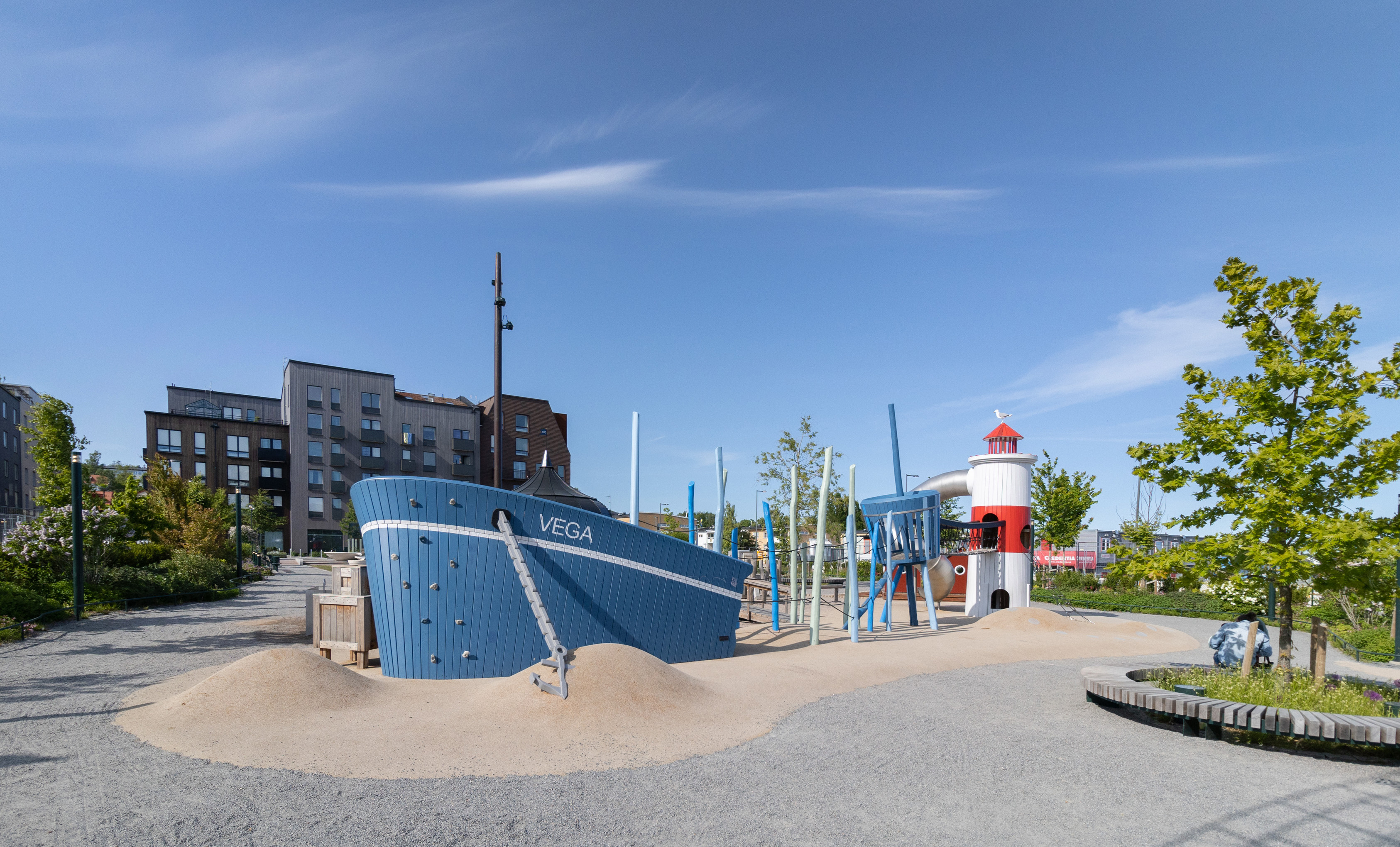 Lekplats med b&aring;t och fyr