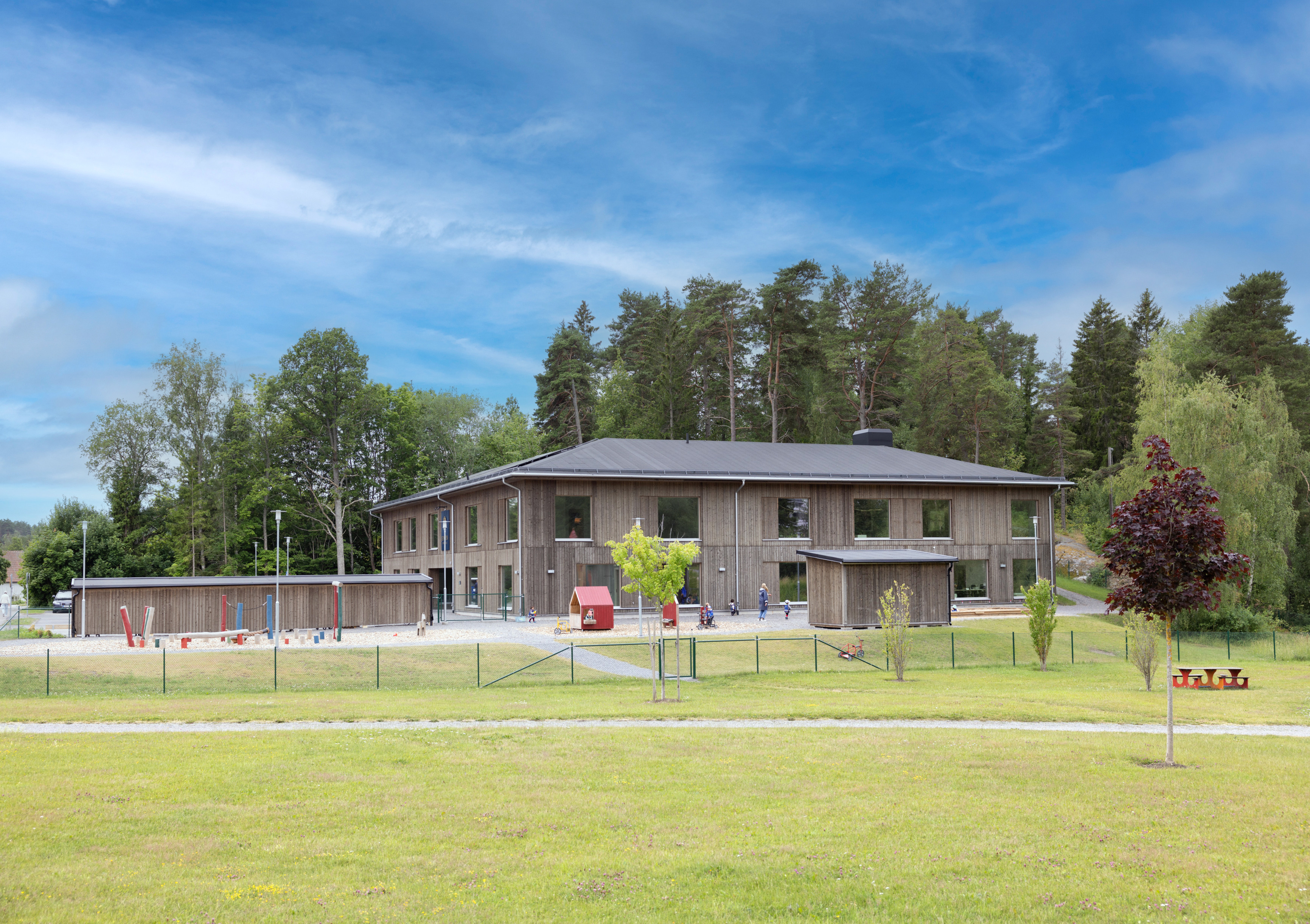 f&ouml;rskola i Vigelsj&ouml;, tr&auml;byggnad, f&ouml;rskoleg&aring;rd, skog