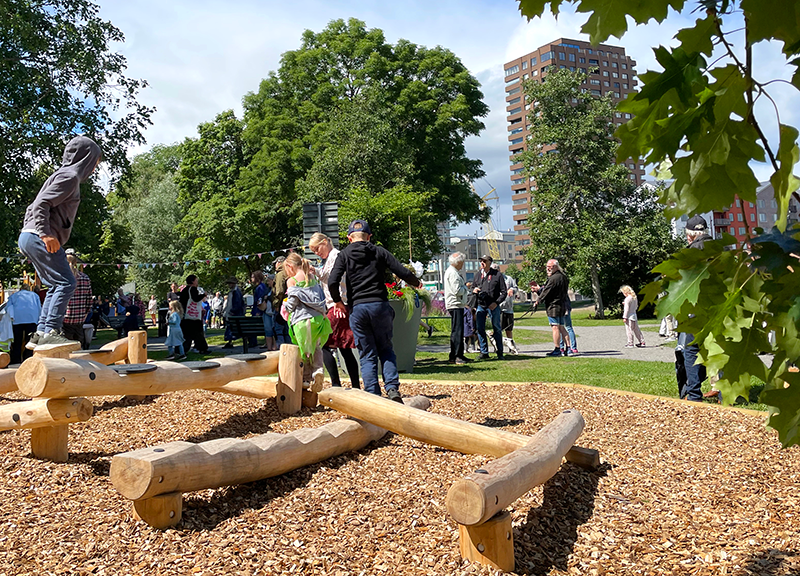Lekande barn vid Societetsparken