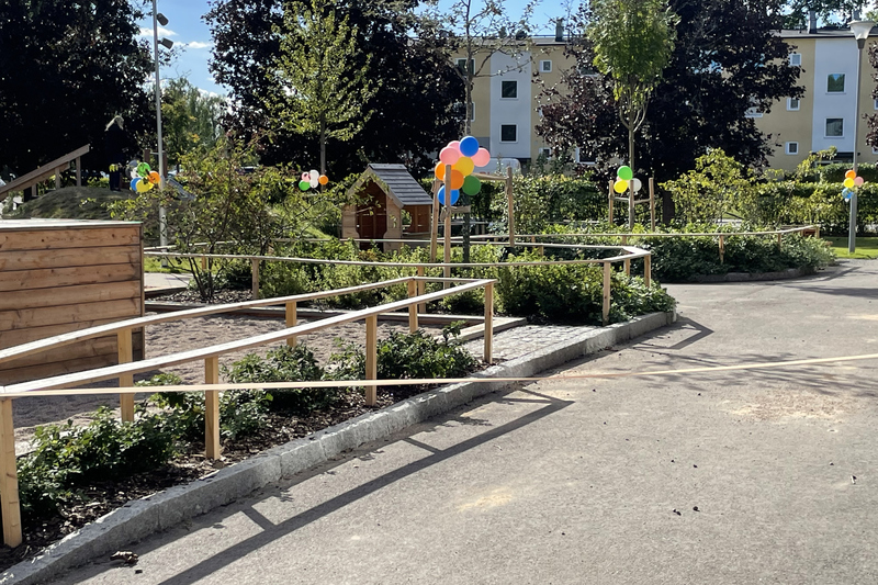 Bild på förskolans gård med ballonger.