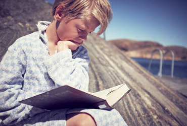 pojke i badrock läser