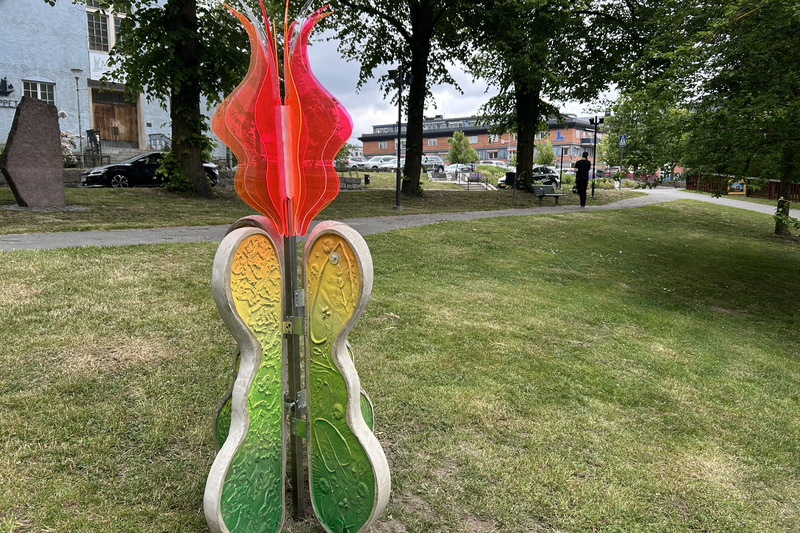 Konstverk i f&auml;rgerna gr&ouml;nt, gult och r&ouml;tt