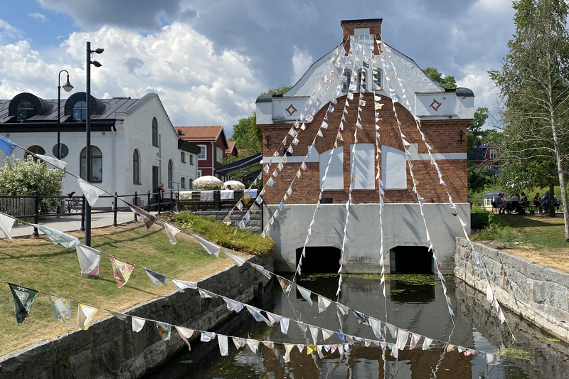 N&auml;sdukar h&auml;nger som ett flaggspel &ouml;ver Norrt&auml;lje&aring;n