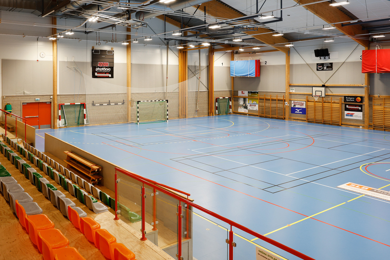 Sporthall med publikl&auml;ktare, ribbstolar, basketkorg och fotbollsm&aring;l
