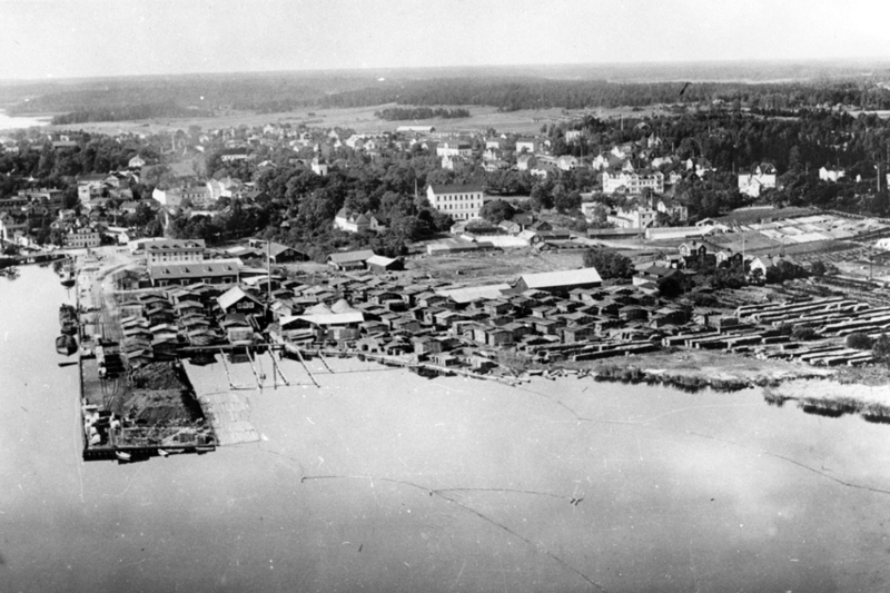 Historisk svartvit bild, industrihamnen, flygbild &ouml;ver s&aring;gen och hamnen
