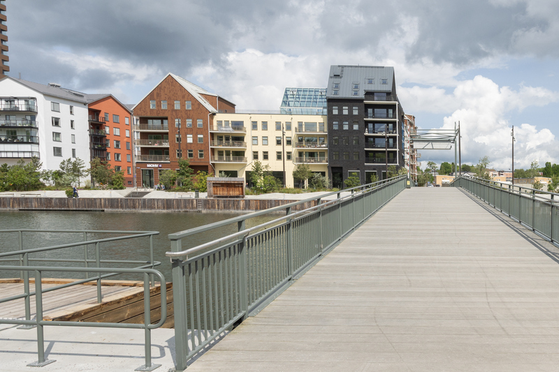 bro som leder fram till ett hus