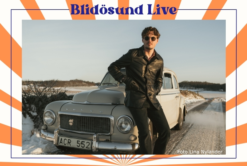 På bilden syns Jesper Lindell stå lutad mot en volvo. I bakgrunden syns en väg och snö.