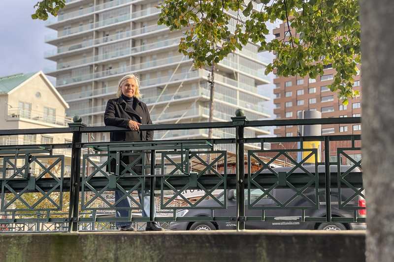Stadsarkitekten i Norrtälje kommun, Charlotte Köhler, en vit kvinna med blont hår, svart kappa och blå polokrage.