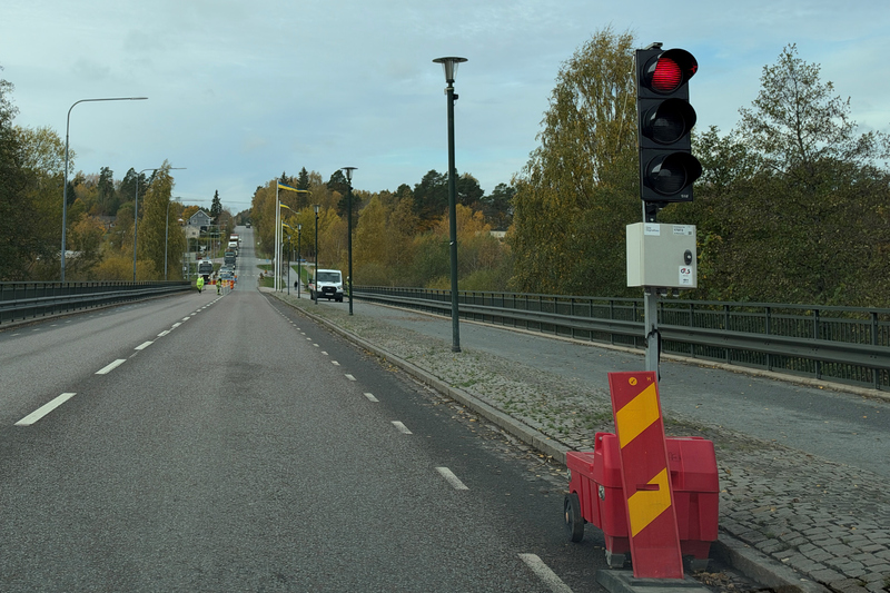 Hallstabron oktober 2026. V&auml;garbete p&aring;g&aring;r och inder arbetets g&aring;ng kommer delar av det &ouml;sterg&aring;ende k&ouml;rf&auml;ltet etappvis att st&auml;ngas av.