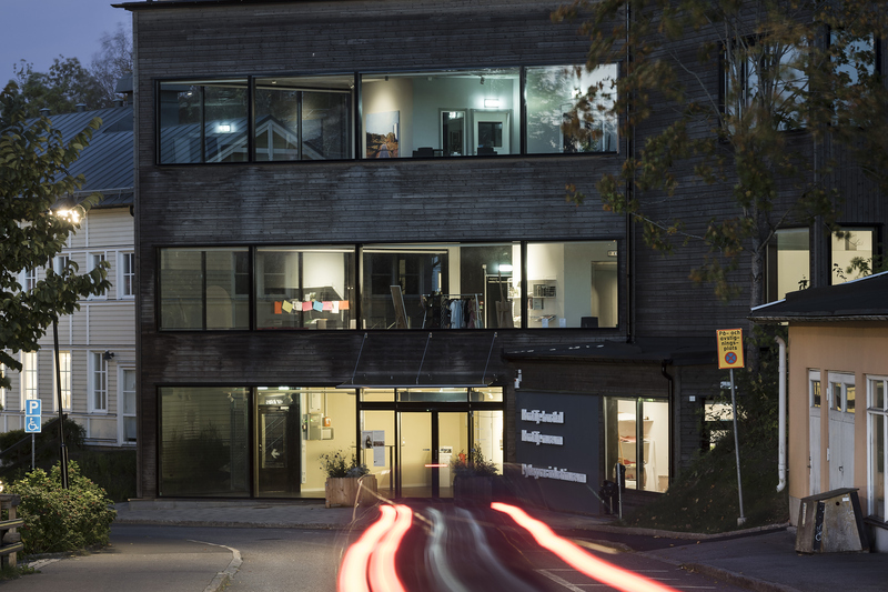 Norrt&auml;lje konsthall med fasad i tr&auml;.