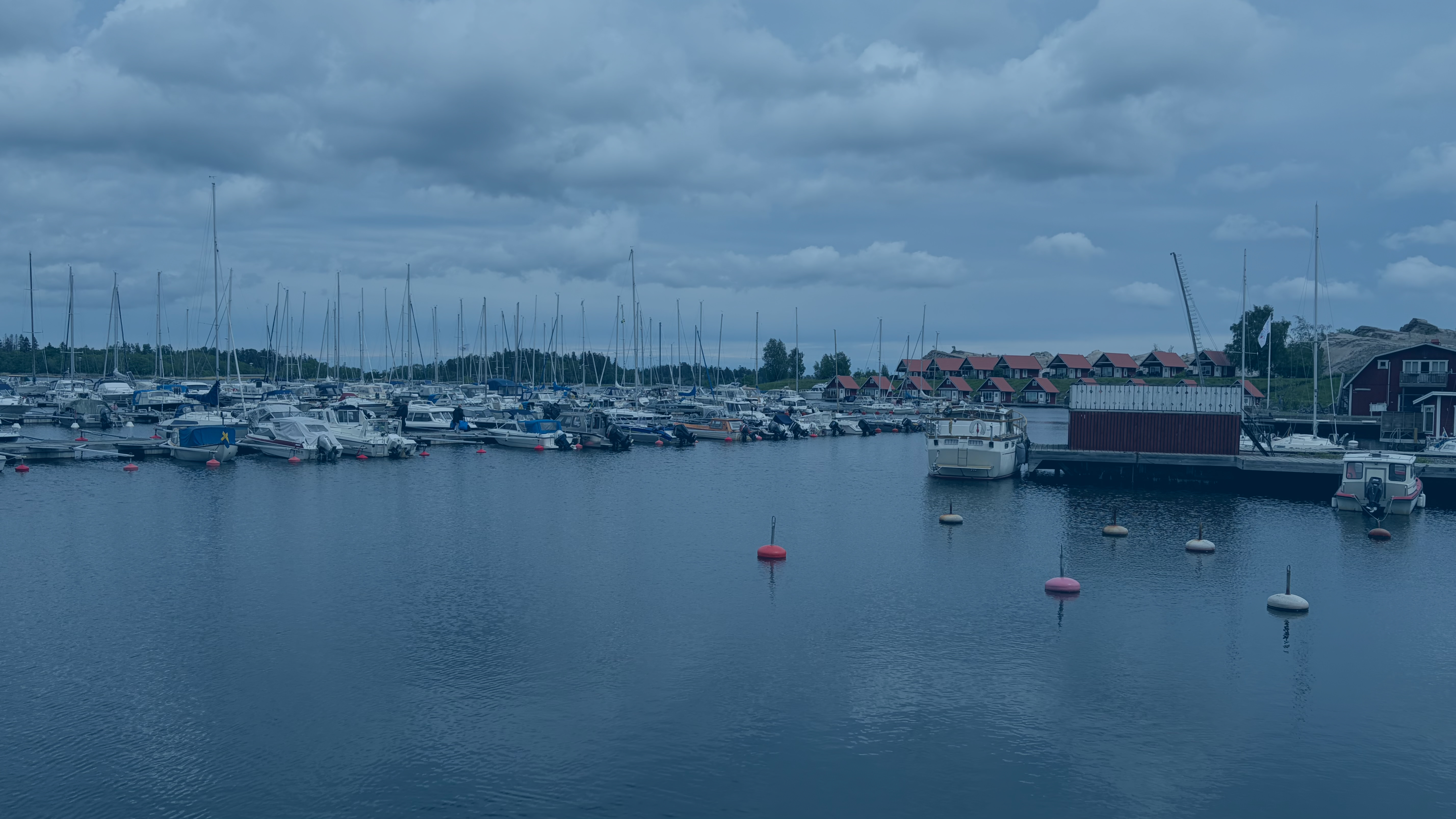Bilden visar Herrängs marina