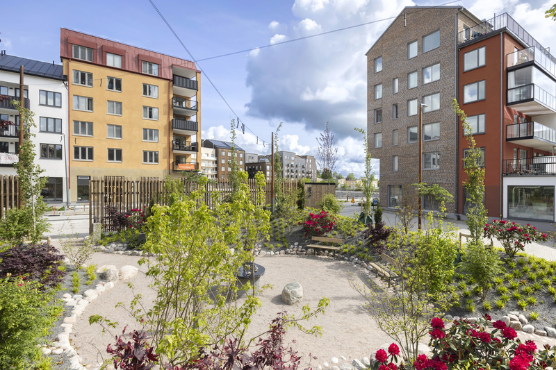 park med hus i bakgrunden