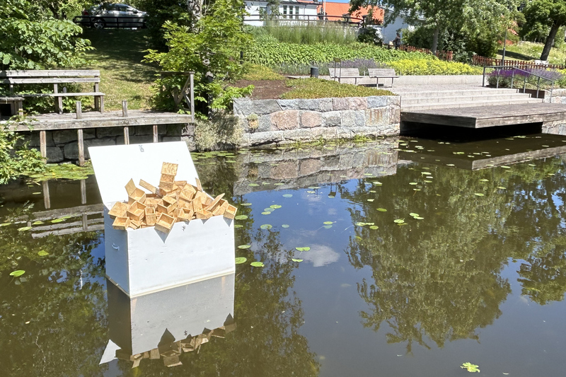 En låda står i Norrtäljeån