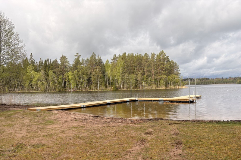 Badplats med bryggor