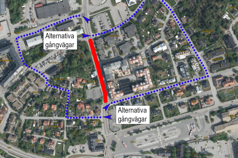Ett flygfoto med röd markering för avstängd gata och blå markering för alternativa vägar