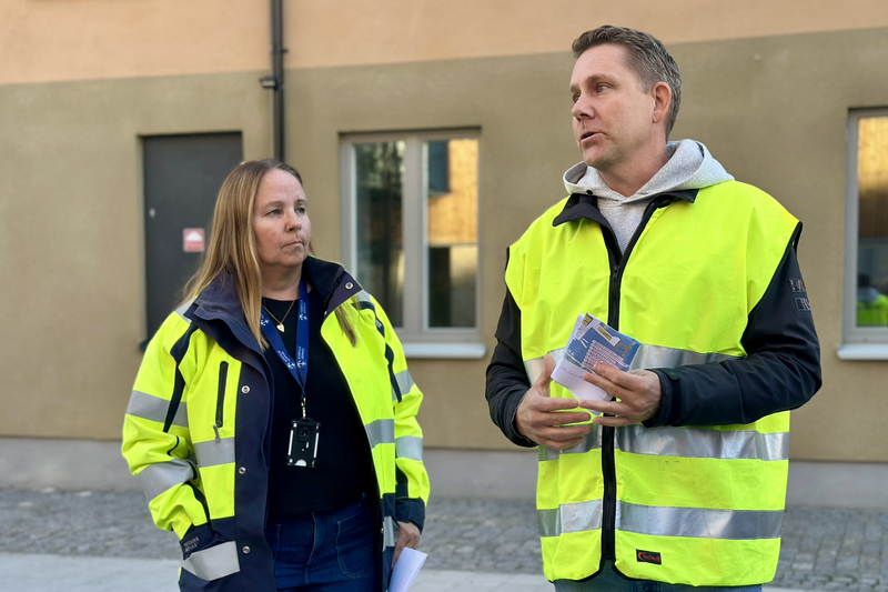 En man och en kvinna i varseljackor som h&aring;ller en guidad tur