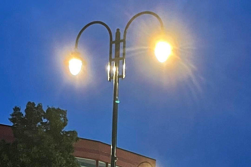 Stora droppformade lampor utanf&ouml;r en brun byggnad p&aring; hallstaviks torg