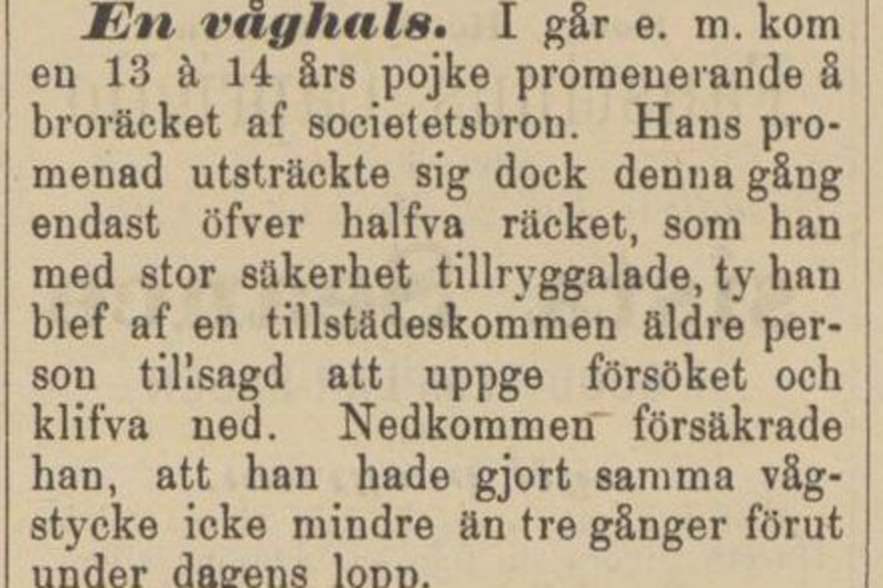 Notis fr&aring;n Norrtelje tidning 1892-03-23. Notisen beskriver hur en ton&aring;rspojke promenerade p&aring; bror&auml;cket p&aring; societetsbron.