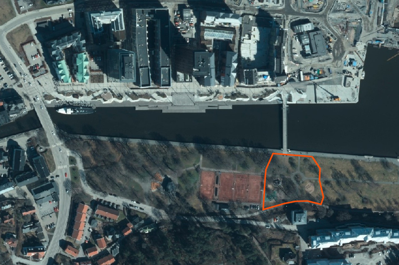Flygbild &ouml;ver Norrt&auml;lje hamnomr&aring;de och gr&ouml;nomr&aring;det Societetsparken med en del av parken inringat i orange