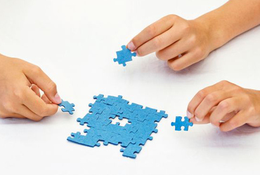 Olika aktörer som symboliseras av tre händer som lägger pussel