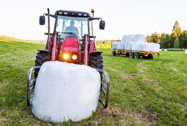 Bild på traktor på fält.