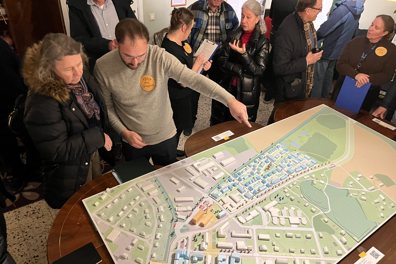 M&auml;nniskor samlade runt en modell f&ouml;r centrala rimbo