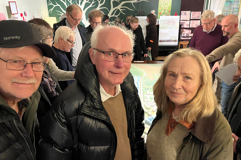 tv&aring; m&auml;n och en kvinna tittar in i kameran och ler. I bakgrunden syns fler m&auml;nniskor och modellen f&ouml;r centrala rimbo