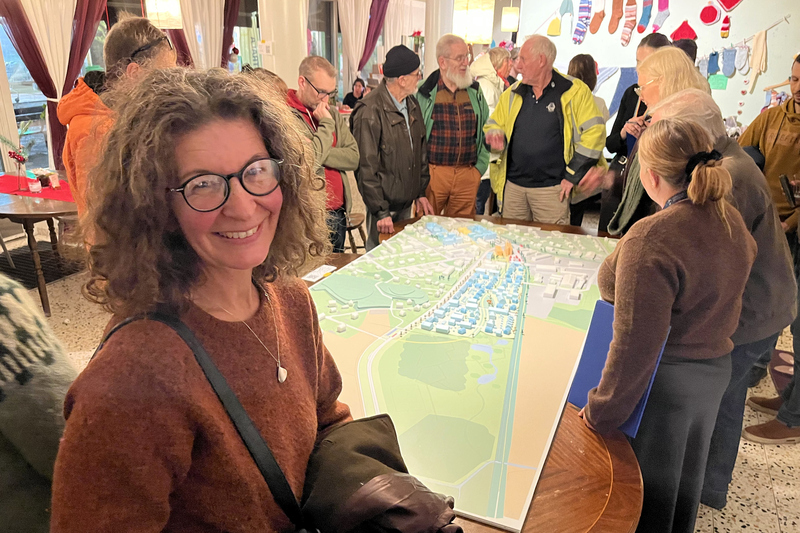 glad kvinna framf&ouml;r modellen av centrala rimbo