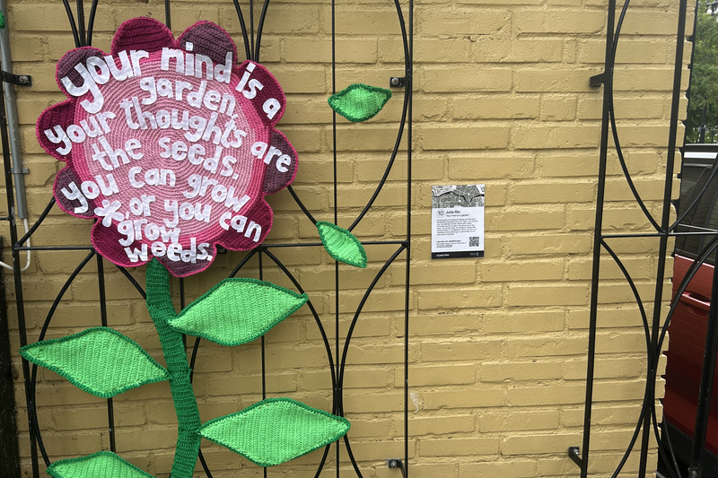 virkat konstverk i form av en blomma