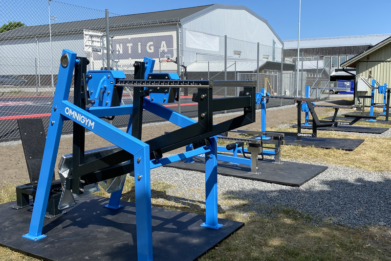 Blå och svarta gymmaskiner.