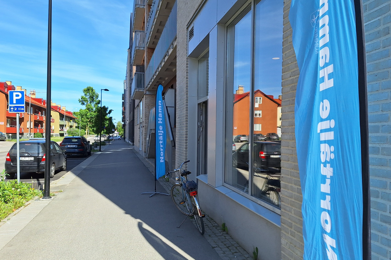 beachflaggor vajar utanför en kontorslokal