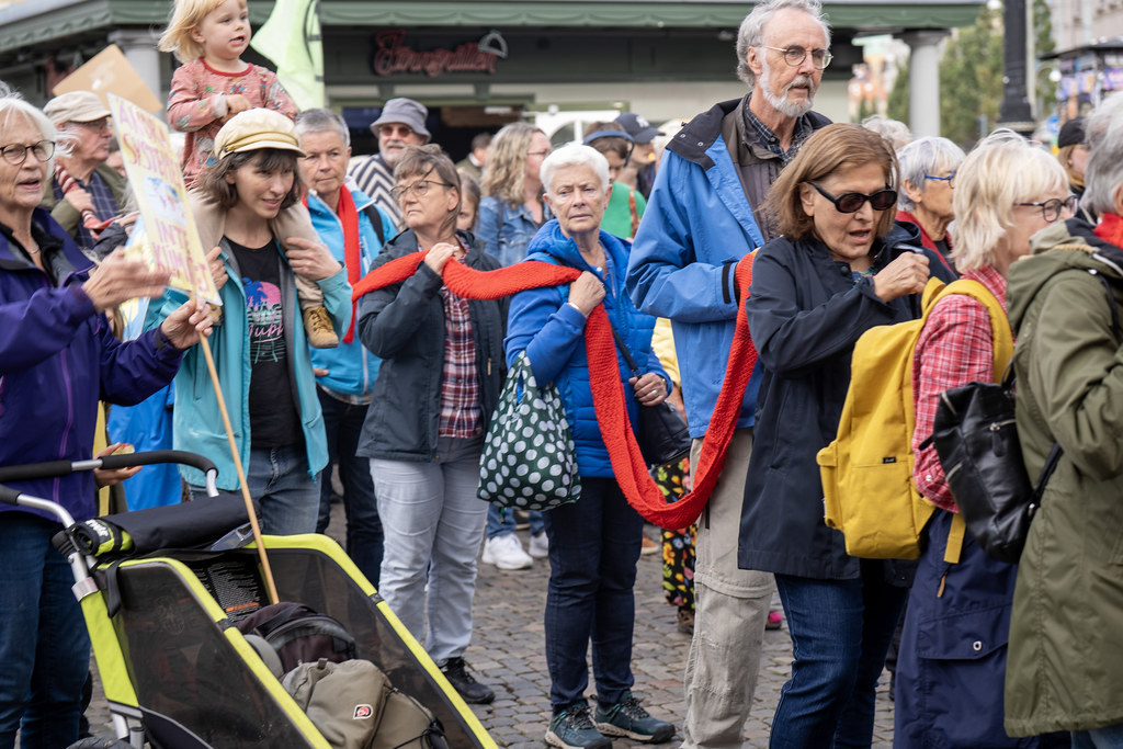 Personer som bär en stickning mellan sig
