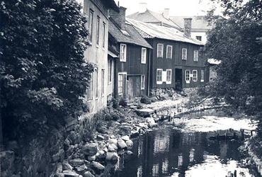 Bild från Norrtälje å i svartvitt.