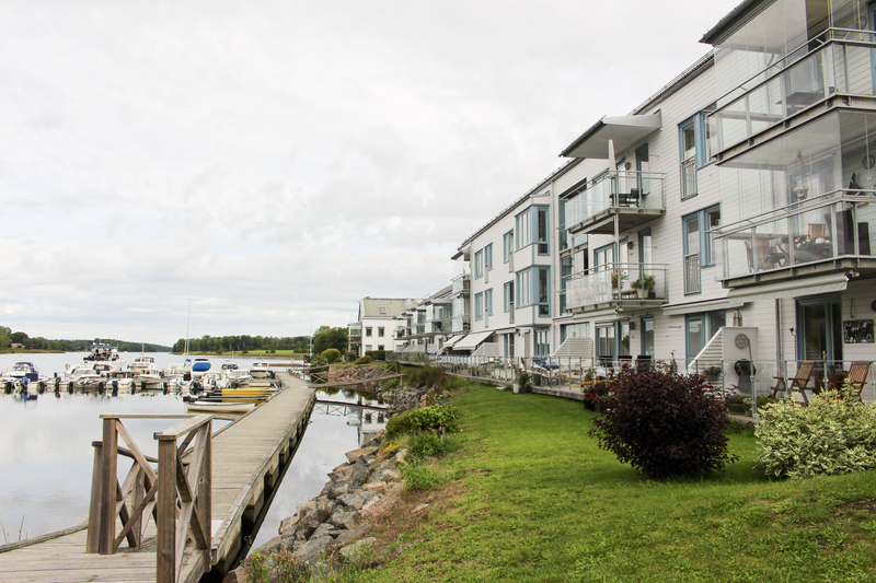 Flerbostadshus med balkonger ut mot vattnet