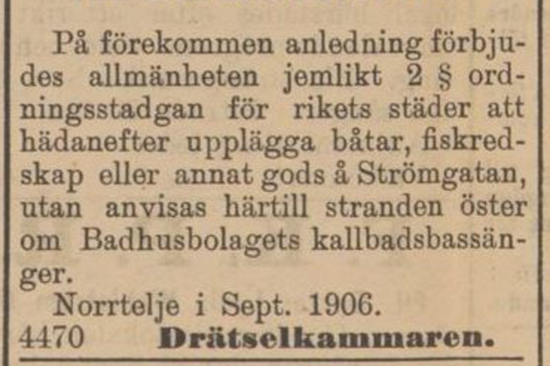 Meddelande fr&aring;n Norrtelje tidning 1906. Meddelandet beskriver hur allm&auml;nheten f&ouml;rbjuds att l&auml;gga upp b&aring;tar och dylikt p&aring; Str&ouml;mgatan. Ist&auml;llet h&auml;nvisas allm&auml;nheten till stranden &ouml;ster om Badhusbolaget.