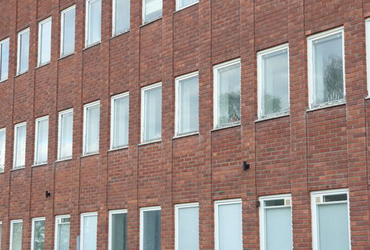 kontorbyggnad i tegel med fönster