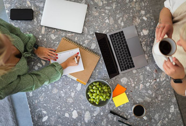 Två tjejer jobbar hemifrån