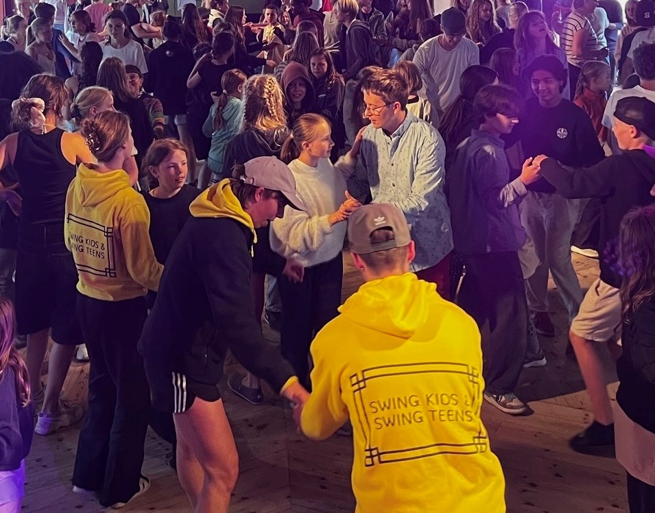 Dansare som dansar pardansen lindy hop.