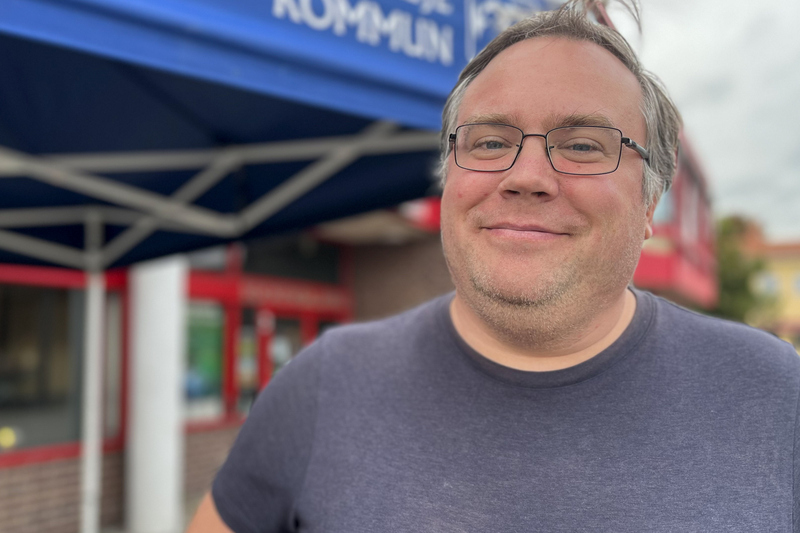 Bygglovshandläggare Carl-Magnus Brännström på torget i Hallstavik.