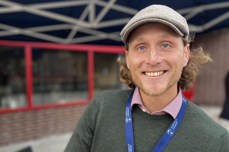 Miljö- och hälsoinspektör Joakim Thibblin på torget i Hallstavik.