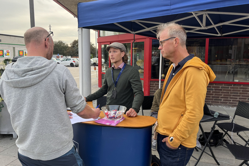 Bygglovshandläggare och miljö- och hälsoinspektörer träffar invånare på torget i Hallstavik.