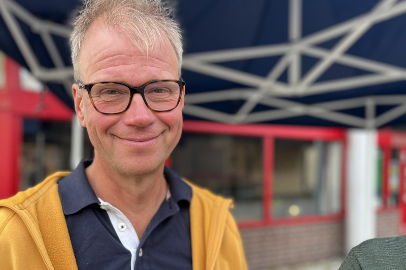 Bygglovshandläggare Magnus Åhfeldt på torget i Hallstavik.