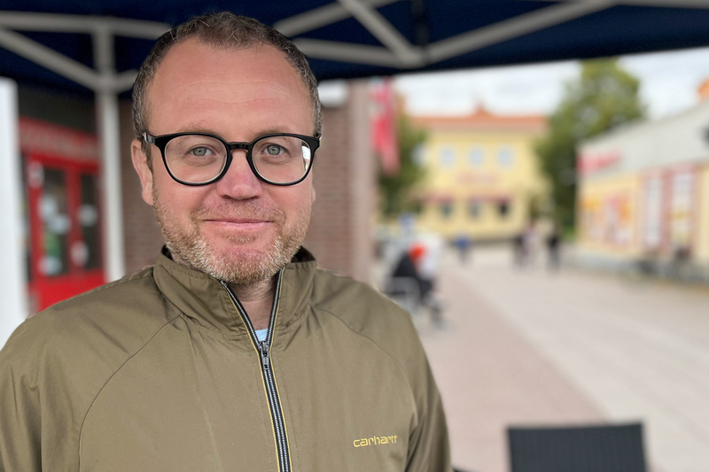 Mätingenjör Wassim Gorgis på torget i Hallstavik